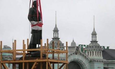 Памятник Горькому вернули на площадь Тверская Застава в Москве
