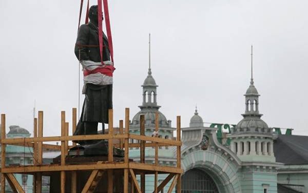 Памятник Горькому вернули на площадь Тверская Застава в Москве
