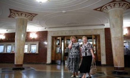 Собянин открыл Красный зал Киевского вокзала после реставрации