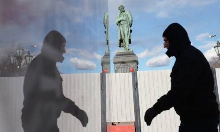 Московские реставраторы завершают работу над памятником Пушкину в центре столицы