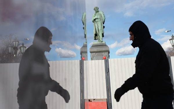 Московские реставраторы завершают работу над памятником Пушкину в центре столицы