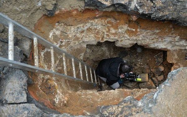 Археологи нашли древнюю бойницу в Китайгородской стене