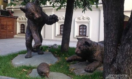 Бронзовые тигры и лось на камне. Московские памятники животным