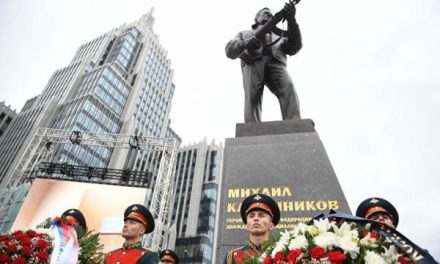 Мединский открыл памятник оружейнику Калашникову в Москве