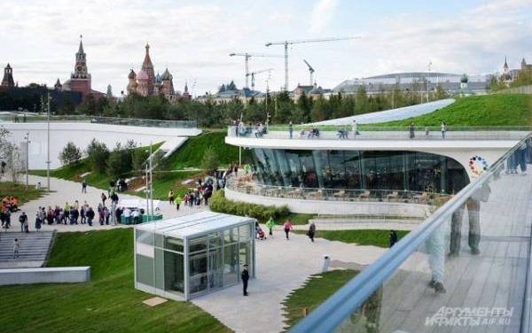 На природу — к стенам Кремля. Чем удивит посетилей парк «Зарядье»?