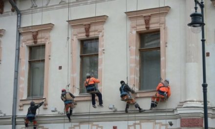 В Москве неотложный ремонт фасадов проводят одновременно с ремонтом крыш