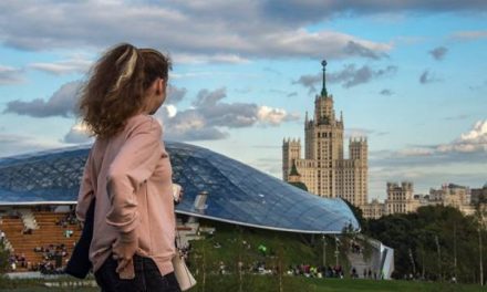 Парк «Зарядье» в центре Москвы открылся для свободного посещения
