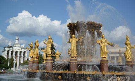 Собянин запустил фонтаны на Центральной аллее ВДНХ после реставрации