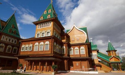 Витражи и люстры дворца Алексея Михайловича в Коломенском очистят от пыли
