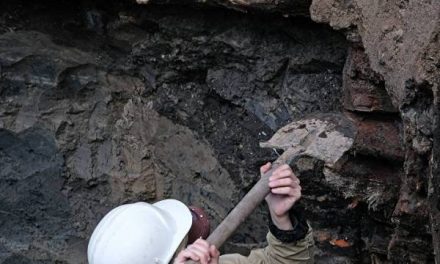 Найденные на Биржевой площади Москвы древние фундаменты решили закопать обратно