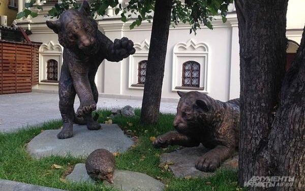 Бронзовые тигры и лось на камне. Московские памятники животным