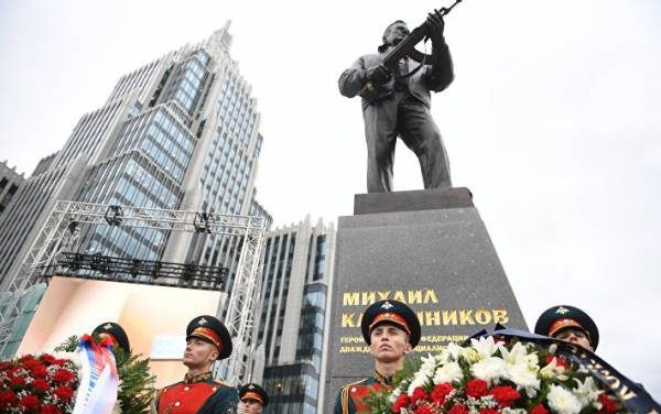 Мединский открыл памятник оружейнику Калашникову в Москве