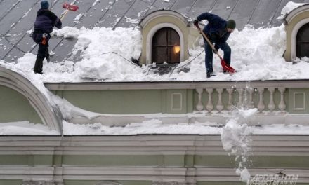 Сосульки и снежные шапки. Кто должен чистить крыши зимой?